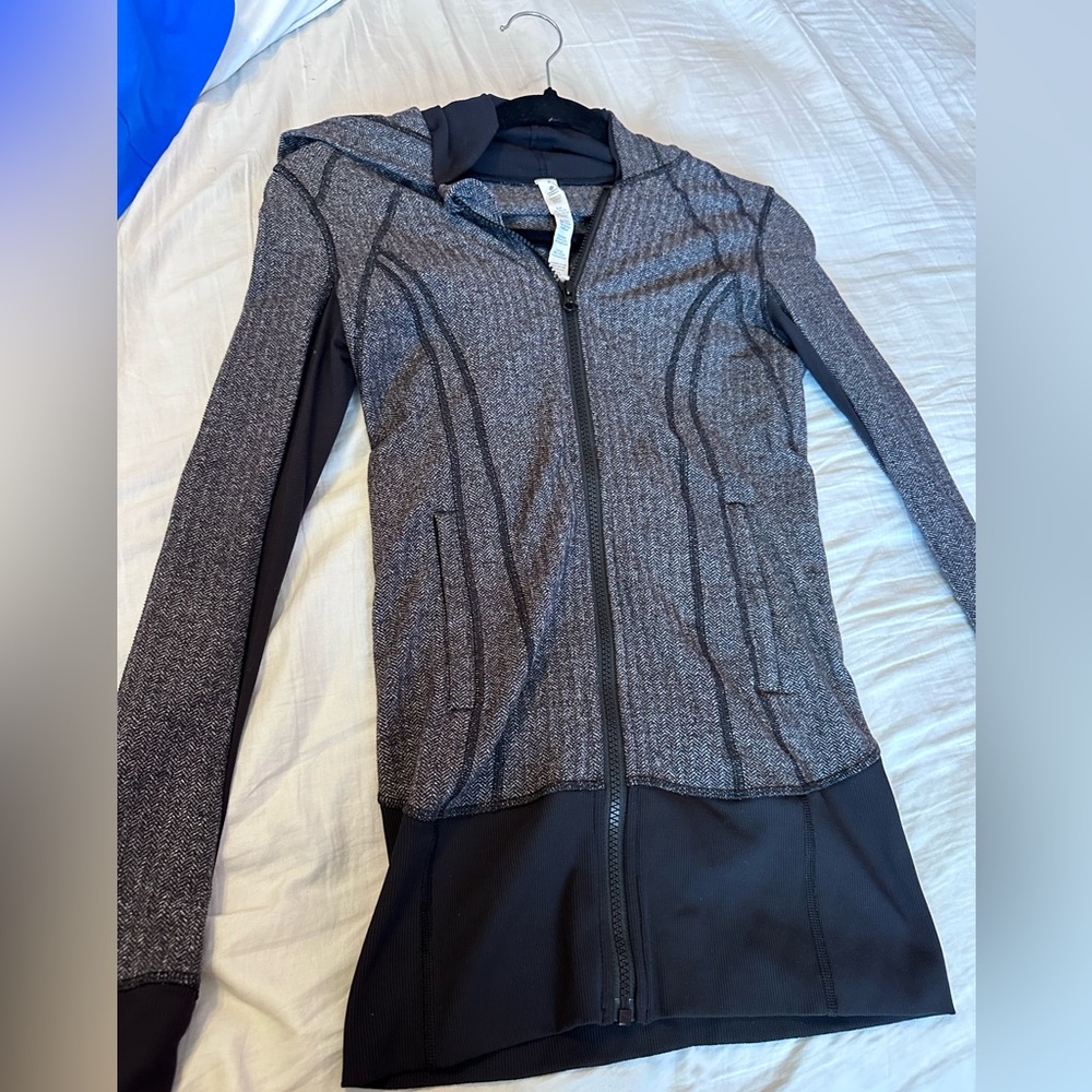 Lululemon jacket with hoodie size 4 EUC